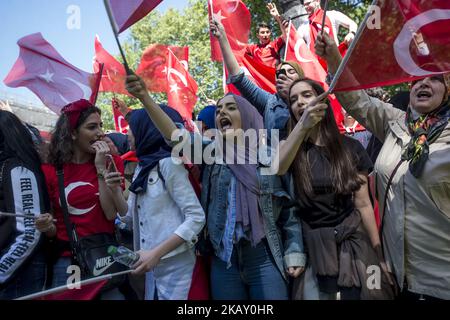 Türkische Demonstranten unterstützen den Besuch ihres Präsidenten Erdogan in London. Hunderte kurdischer Demonstranten haben sich am 15. Mai 2018 vor der Downing Street, London, Großbritannien, versammelt, die von der britischen Polizei überwacht wird. Sie beschwerten sich gegen den Besuch des türkischen Präsidenten Erdogan. Gleichzeitig forderte das türkische Volk ihre Unterstützung für seinen Führer. Zwischen den beiden Gruppen kam es zu einigen Zusammenstößen, die schnell unter Kontrolle der Behörde standen. (Foto von Guillaume Pinon/NurPhoto) Stockfoto