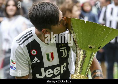 Juventus Forward Paulo Dybala (10) küsst die Fußball-Titeltrophäe der Serie A nach dem Fußballspiel der Serie A n.38 JUVENTUS - VERONA am 19/05/2018 im Allianz Stadium in Turin, Italien. (Foto von Matteo Bottanelli/NurPhoto) Stockfoto