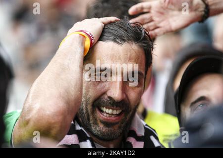 Juventus-Torwart Gianluigi Buffon (1) begrüßt Juventus-Fans während seines letzten Fußballspiels JUVENTUS - VERONA am 19/05/2018 im Allianz-Stadion in Turin, Italien. (Foto von Matteo Bottanelli/NurPhoto) Stockfoto