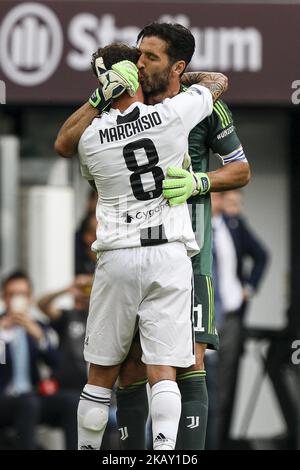 Juventus-Torwart Gianluigi Buffon (1) begrüßt Juventus-Mittelfeldspieler Claudio Marchisio (8) während seines letzten Fußballspiels JUVENTUS - VERONA am 19/05/2018 im Allianz-Stadion in Turin, Italien. (Foto von Matteo Bottanelli/NurPhoto) Stockfoto