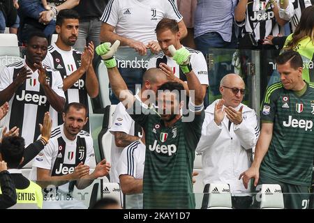 Juventus-Torwart Gianluigi Buffon (1) begrüßt Juventus-Fans während seines letzten Fußballspiels JUVENTUS - VERONA am 19/05/2018 im Allianz-Stadion in Turin, Italien. (Foto von Matteo Bottanelli/NurPhoto) Stockfoto