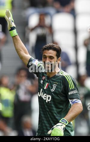 Juventus-Torwart Gianluigi Buffon (1) begrüßt Juventus-Fans während seines letzten Fußballspiels JUVENTUS - VERONA am 19/05/2018 im Allianz-Stadion in Turin, Italien. (Foto von Matteo Bottanelli/NurPhoto) Stockfoto