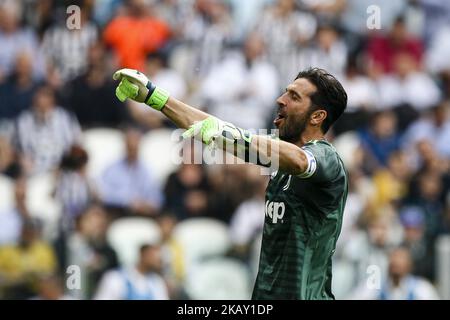 Juventus-Torwart Gianluigi Buffon (1) begrüßt Juventus-Fans während seines letzten Fußballspiels JUVENTUS - VERONA am 19/05/2018 im Allianz-Stadion in Turin, Italien. (Foto von Matteo Bottanelli/NurPhoto) Stockfoto