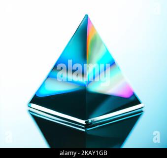 Eine Nahaufnahme eines Chromdreiecks mit der Reflexion von blauen Lichtern Stockfoto