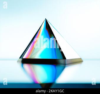 Eine Nahaufnahme eines Chromkegels mit der Reflexion von blauen Lichtern Stockfoto