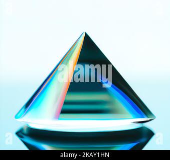 Eine Nahaufnahme eines Chromdreiecks mit der Reflexion von blauen Lichtern Stockfoto