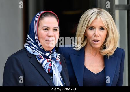 Die französische First Lady Brigitte Macron empfängt die Mutter des Soldaten, der von mohamed Merah, Latifa Ibn Ziaten, von waz am 23. Mai 2018 im Elysée-Palast in Paris, Frankreich, getötet wurde. (Foto: Julien Mattia/NurPhoto) Stockfoto