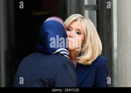 Die französische First Lady Brigitte Macron empfängt die Mutter des Soldaten, der von mohamed Merah, Latifa Ibn Ziaten, von waz am 23. Mai 2018 im Elysée-Palast in Paris, Frankreich, getötet wurde. (Foto: Julien Mattia/NurPhoto) Stockfoto