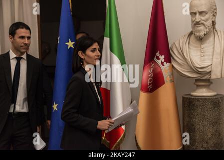 Pressekonferenz der Bürgermeister von Rom, Virginia Raggi, und der Ratsherr für die strategische Koordination der Teilnehmer, Alessandro Gennaro, um die Presse darüber zu informieren, dass der Ratsherr der Teilnehmer der Stadt Rom, Alessandro Genanro, beschlossen hat, den Stadtrat zu verlassen. Wie er selbst erklärt, ist dies eine ausschließlich professionelle Wahl. Am 22. Mai 2018 in Rom, Italien. (Foto von Andrea Ronchini/NurPhoto) Stockfoto
