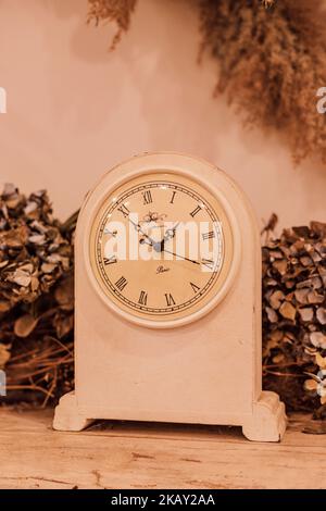 Mechanische Uhr mit Wecker auf dem Tisch im Innenraum. Loft-Stil Stockfoto