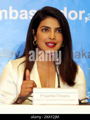 Die UNICEF-Botschafterin für Kulanz, Priyanka Chopra, spricht am 24. Mai 2018 bei einer Pressekonferenz im Le Meridien Hotel in Dhaka, Bangladesch. Priyanka Chopra, Botschafterin des UNICEF-Wohlwollens, hat nach einem viertägigen Besuch in Cox's Bazar, als sie Rohingya-Kinder und -Familien traf, die in Flüchtlingslagern und informellen Siedlungen leben, mehr Unterstützung für gefährdete Kinder und Frauen von Rohingya-Flüchtlingen gefordert. (Foto von Sony Ramany/NurPhoto) Stockfoto