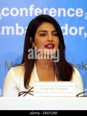 Die UNICEF-Botschafterin für Kulanz, Priyanka Chopra, spricht am 24. Mai 2018 bei einer Pressekonferenz im Le Meridien Hotel in Dhaka, Bangladesch. Priyanka Chopra, Botschafterin des UNICEF-Wohlwollens, hat nach einem viertägigen Besuch in Cox's Bazar, als sie Rohingya-Kinder und -Familien traf, die in Flüchtlingslagern und informellen Siedlungen leben, mehr Unterstützung für gefährdete Kinder und Frauen von Rohingya-Flüchtlingen gefordert. (Foto von Sony Ramany/NurPhoto) Stockfoto