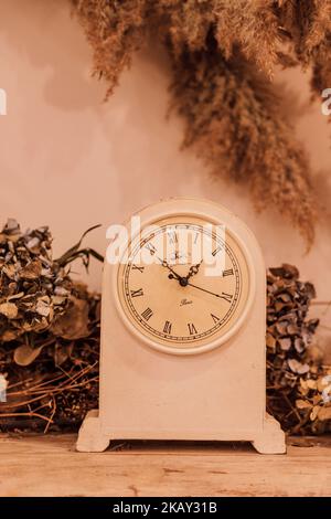 Mechanische Uhr mit Wecker auf dem Tisch im Innenraum. Loft-Stil Stockfoto