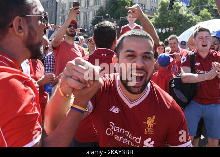 Liverpool-Fans treffen sich am Maidan Square in Kiew, Ukraine, vor dem UEFA Champions League-Finale zwischen Real Madrid und Liverpool im NSC Olimpiyskiy Stadium am 26. Mai 2018 in Kiew, Ukraine. (Foto von Maxym Marusenko/NurPhoto) Stockfoto