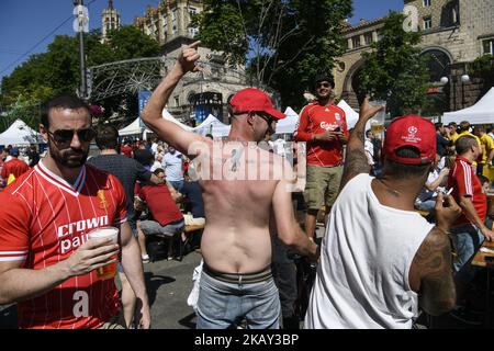 Liverpool-Fans treffen sich am Maidan Square in Kiew, Ukraine, vor dem UEFA Champions League-Finale zwischen Real Madrid und Liverpool im NSC Olimpiyskiy Stadium am 26. Mai 2018 in Kiew, Ukraine. (Foto von Maxym Marusenko/NurPhoto) Stockfoto