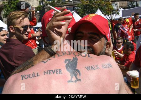 Liverpool-Fans treffen sich am Maidan Square in Kiew, Ukraine, vor dem UEFA Champions League-Finale zwischen Real Madrid und Liverpool im NSC Olimpiyskiy Stadium am 26. Mai 2018 in Kiew, Ukraine. (Foto von Maxym Marusenko/NurPhoto) Stockfoto