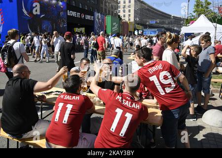 Liverpool-Fans treffen sich am Maidan Square in Kiew, Ukraine, vor dem UEFA Champions League-Finale zwischen Real Madrid und Liverpool im NSC Olimpiyskiy Stadium am 26. Mai 2018 in Kiew, Ukraine. (Foto von Maxym Marusenko/NurPhoto) Stockfoto