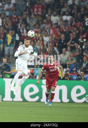 Real-Verteidiger Sergio Ramos (L) wetteiferte um einen Ball mit Liverpools Stürmer Mohamed Salah während des UEFA Champions League-Finales im NSC Olipiyskyi-Stadion in Kiew, Ukraine, am 26. Mai 2018. (Foto von Sergii Chartschenko/NurPhoto) Stockfoto