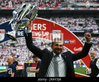 Fulham-Managerin Slavisa Jokanovic with Trophy während des Championship Play-Off Finals zwischen Fulham und Aston Villa am 26. Mai 2018 in Wembley in London, England. (Foto von Kieran Galvin/NurPhoto) Stockfoto