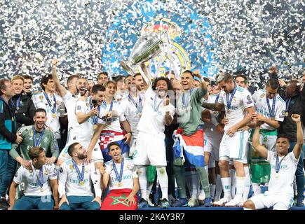 Marcelo von Real Madrid hebt die Trophäe während des UEFA Champions League-Finales zwischen Real Madrid und Liverpool am 26. Mai 2018 in Kiew, Ukraine. (Foto von Raddad Jebarah/NurPhoto) Stockfoto