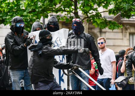 Zehntausende Menschen (31.700) marschierten am Samstag durch ganz Frankreich, als etwa sechzig Organisationen zu einer "Volkswende" gegen die Politik Emmanuel Macrons aufbegehrten (Foto: Julien Mattia/NurPhoto) Stockfoto