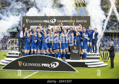 Leinster-Spieler feiern den Sieg beim Guinness PRO14 Final Match zwischen Leinster Rugby und Scarlets im Aviva Stadium in Dublin, Irland am 26. Mai 2018 (Foto: Andrew Surma/NurPhoto) Stockfoto