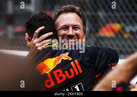 03 Daniel Ricciardo aus Australien mit Aston Martin Red Bull Tag Heuer RB14 feiert seinen Sieg mit Christian Horner, dem Teamchef von Red Bull Racing, Portrait beim Rennen des Formel-1-Grand-Prix von Monaco am 27.. Mai 2018 in Montecarlo, Monaco. (Foto von Xavier Bonilla/NurPhoto) Stockfoto