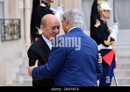 Der französische Minister für Europa und auswärtige Angelegenheiten, Jean-Yves Le Drian (L), begrüßt am 29. Mai 2018 in Paris, Frankreich, den Militärkommandanten Khalifa Haftar, der Ostlibyens dominiert. Die Internationale Konferenz über Libyen, die vom Präsidenten der Französischen Republik, Emmanuel Macron, im Elysée-Palast veranstaltet wurde, versammelte sich am Dienstag, dem 29. Mai 2018, um libysche Führer, mehr als 20 Länder und 4 internationale Organisationen zu einem gemeinsamen Fahrplan zu bewegen. (Foto: Julien Mattia/NurPhoto) Stockfoto