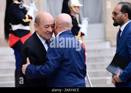 Der französische Minister für Europa und auswärtige Angelegenheiten, Jean-Yves Le Drian (L), begrüßt am 29. Mai 2018 in Paris die Präsidentin des ostlibyschen Repräsentantenhauses Aguila Saleh im Elysée-Palast. Die Internationale Konferenz über Libyen, die vom Präsidenten der Französischen Republik, Emmanuel Macron, im Elysée-Palast veranstaltet wurde, versammelte sich am Dienstag, dem 29. Mai 2018, um libysche Führer, mehr als 20 Länder und 4 internationale Organisationen zu einem gemeinsamen Fahrplan zu bewegen. (Foto: Julien Mattia/NurPhoto) Stockfoto