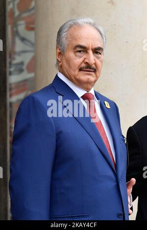 Khalifa Haftar, der Militärkommandant, der Ostlibyens dominiert, kommt am 29. Mai 2018 zu einer internationalen Konferenz über Libyen im Elysee-Palast in Paris, Frankreich. Die Internationale Konferenz über Libyen, die vom Präsidenten der Französischen Republik, Emmanuel Macron, im Elysée-Palast veranstaltet wurde, versammelte sich am Dienstag, dem 29. Mai 2018, um libysche Führer, mehr als 20 Länder und 4 internationale Organisationen zu einem gemeinsamen Fahrplan zu bewegen. (Foto: Julien Mattia/NurPhoto) Stockfoto