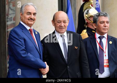 Der französische Minister für Europa und auswärtige Angelegenheiten, Jean-Yves Le Drian (R), begrüßt am 29. Mai 2018 in Paris den Militärkommandanten Khalifa Haftar, der den Osten Libyens beherrscht. Die Internationale Konferenz über Libyen, die vom Präsidenten der Französischen Republik, Emmanuel Macron, im Elysée-Palast veranstaltet wurde, versammelte sich am Dienstag, dem 29. Mai 2018, um libysche Führer, mehr als 20 Länder und 4 internationale Organisationen zu einem gemeinsamen Fahrplan zu bewegen. (Foto: Julien Mattia/NurPhoto) Stockfoto