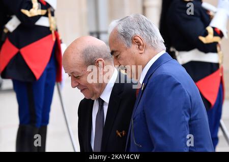 Der französische Minister für Europa und auswärtige Angelegenheiten, Jean-Yves Le Drian (L), begrüßt am 29. Mai 2018 in Paris, Frankreich, den Militärkommandanten Khalifa Haftar, der Ostlibyens dominiert. Die Internationale Konferenz über Libyen, die vom Präsidenten der Französischen Republik, Emmanuel Macron, im Elysée-Palast veranstaltet wurde, versammelte sich am Dienstag, dem 29. Mai 2018, um libysche Führer, mehr als 20 Länder und 4 internationale Organisationen zu einem gemeinsamen Fahrplan zu bewegen. (Foto: Julien Mattia/NurPhoto) Stockfoto