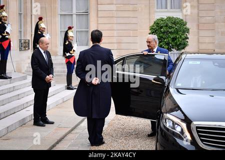 Ankunft von Marschall Khalifa BELQASIM HAFTAR, Oberbefehlshaber der libyschen Nationalarmee, im Elysée-Palast zur Internationalen Konferenz über Libyen am 29. Mai 2018. Die Internationale Konferenz über Libyen, die vom Präsidenten der Französischen Republik, Emmanuel Macron, im Elysée-Palast veranstaltet wurde, versammelte sich am Dienstag, dem 29. Mai 2018, um libysche Führer, mehr als 20 Länder und 4 internationale Organisationen zu einem gemeinsamen Fahrplan zu bewegen. (Foto: Julien Mattia/NurPhoto) Stockfoto