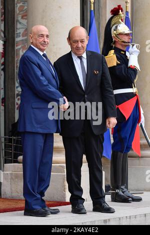 Der französische Minister für Europa und auswärtige Angelegenheiten, Jean-Yves Le Drian (R), begrüßt am 29. Mai 2018 in Paris die Präsidentin des ostlibyschen Repräsentantenhauses Aguila Saleh im Elysée-Palast. Die Internationale Konferenz über Libyen, die vom Präsidenten der Französischen Republik, Emmanuel Macron, im Elysée-Palast veranstaltet wurde, versammelte sich am Dienstag, dem 29. Mai 2018, um libysche Führer, mehr als 20 Länder und 4 internationale Organisationen zu einem gemeinsamen Fahrplan zu bewegen. (Foto: Julien Mattia/NurPhoto) Stockfoto