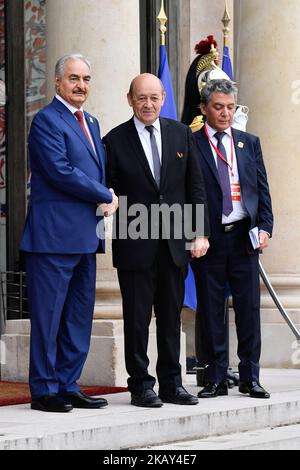 Der französische Minister für Europa und auswärtige Angelegenheiten, Jean-Yves Le Drian (R), begrüßt am 29. Mai 2018 in Paris den Militärkommandanten Khalifa Haftar, der den Osten Libyens beherrscht. Die Internationale Konferenz über Libyen, die vom Präsidenten der Französischen Republik, Emmanuel Macron, im Elysée-Palast veranstaltet wurde, versammelte sich am Dienstag, dem 29. Mai 2018, um libysche Führer, mehr als 20 Länder und 4 internationale Organisationen zu einem gemeinsamen Fahrplan zu bewegen. (Foto: Julien Mattia/NurPhoto) Stockfoto