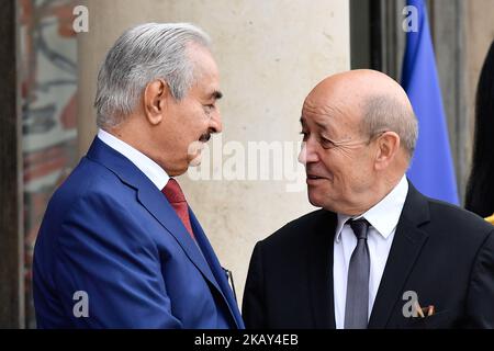 Der französische Minister für Europa und auswärtige Angelegenheiten, Jean-Yves Le Drian (R), begrüßt am 29. Mai 2018 in Paris den Militärkommandanten Khalifa Haftar, der den Osten Libyens beherrscht. Die Internationale Konferenz über Libyen, die vom Präsidenten der Französischen Republik, Emmanuel Macron, im Elysée-Palast veranstaltet wurde, versammelte sich am Dienstag, dem 29. Mai 2018, um libysche Führer, mehr als 20 Länder und 4 internationale Organisationen zu einem gemeinsamen Fahrplan zu bewegen. (Foto: Julien Mattia/NurPhoto) Stockfoto