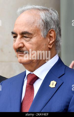 Khalifa Haftar, der Militärkommandant, der Ostlibyens dominiert, kommt am 29. Mai 2018 zu einer internationalen Konferenz über Libyen im Elysee-Palast in Paris, Frankreich. Macron empfängt heute afrikanische Staatsoberhäupter und rivalisierende libysche Führer in Paris auf einer internationalen Konferenz zu Libyen, um alle wichtigen libyschen Akteure zur Aussöhnung durch die Wahlurne zu ermutigen. (Foto: Julien Mattia/NurPhoto) Stockfoto