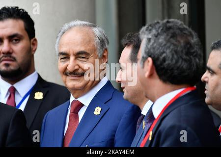 Ankunft von Marschall Khalifa BELQASIM HAFTAR, Oberbefehlshaber der libyschen Nationalarmee, im Elysée-Palast zur Internationalen Konferenz über Libyen am 29. Mai 2018. Die Internationale Konferenz über Libyen, die vom Präsidenten der Französischen Republik, Emmanuel Macron, im Elysée-Palast veranstaltet wurde, versammelte sich am Dienstag, dem 29. Mai 2018, um libysche Führer, mehr als 20 Länder und 4 internationale Organisationen zu einem gemeinsamen Fahrplan zu bewegen. (Foto: Julien Mattia/NurPhoto) Stockfoto