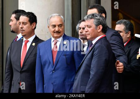 Khalifa Haftar (C), der Militärkommandant, der Ostlibyens dominiert, kommt am 29. Mai 2018 zu einer internationalen Konferenz über Libyen im Elysee-Palast in Paris, Frankreich, an. Macron empfängt heute afrikanische Staatsoberhäupter und rivalisierende libysche Führer in Paris auf einer internationalen Konferenz zu Libyen, um alle wichtigen libyschen Akteure zur Aussöhnung durch die Wahlurne zu ermutigen. (Foto: Julien Mattia/NurPhoto) Stockfoto