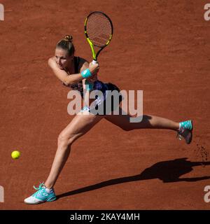 Kristyna Pliskova aus der Tschechischen Republik gibt den Ball an Serena Williams aus den Vereinigten Staaten während der ersten Runde bei Roland Garros Grand Slam Tournament - Tag 3 am 29. Mai 2018 in Paris, Frankreich, zurück. (Foto von Robert Szaniszló/NurPhoto) Stockfoto