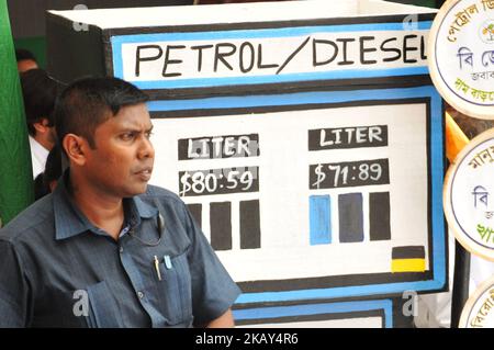 Abhishak Banerjee Trinamool Kongress und Neffe der WB CM Mamata Banerjee Führung 10 Stunden Indische politische Partei Trinamool Kongress Dharna vor Mahatma Gandhi Statue und Proteste gegen BMP Zentralregierung, Preisaufhebung Benzin, Diesel, LOG Gas Ausgabe am 29,2018. Mai in Kalkutta, Indien. (Foto von Debajyoti Chakraborty/NurPhoto) Stockfoto