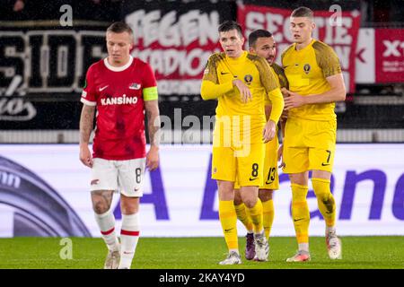 ALKMAAR, NIEDERLANDE - 3. NOVEMBER: Artem Dovbyk von Dnipro-1 feiert nach dem Tor seines Teams das erste Tor, Oleksandr Pikhalonok von Dnipro-1, Yanis Hamache von Dnipro-1 während des Spiels der Gruppe E - UEFA Europa Conference League zwischen AZ Alkmaar und SC Dnipro-1 im AZ Stadion am 3. November 2022 in Alkmaar, Niederlande (Foto von Patrick Goosen/Orange Picturs) Stockfoto