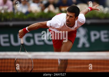 Novak Djokovic von Serbien gibt den Ball an Jaume Munar von Spanien während der zweiten Runde bei Roland Garros Grand Slam Turnier - Tag 4 am 30. Mai 2018 in Paris, Frankreich. (Foto von Mehdi Taamallah/NurPhoto) Stockfoto