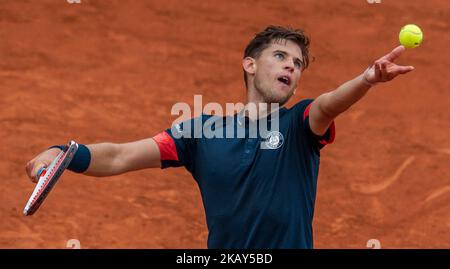 Dominic Thiem von Österreich dient gegen Matteo Berrettini von Italien während der dritten Runde bei Roland Garros Grand Slam Turnier - Tag 6 am 01. Juni 2018 in Paris, Frankreich. (Foto von Robert Szaniszló/NurPhoto) Stockfoto