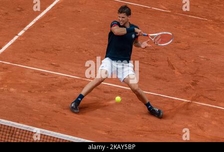 Dominic Thiem von Österreich gibt den Ball an Matteo Berrettini von Italien während der dritten Runde bei Roland Garros Grand Slam Turnier - Tag 6 am 01. Juni 2018 in Paris, Frankreich. (Foto von Robert Szaniszló/NurPhoto) Stockfoto