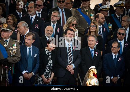 Italiens Innenminister und stellvertretender Ministerpräsident Matteo Salvini, (C) Italiens Wirtschaftsminister Giovanni Tria (R), Italiens Außenminister Enzo Moavero Milanesi (2.-R) während einer Feier zum Jahrestag der Italienischen Republik (Tag der Republik) am 2. Juni 2018 auf der Piazza Venezia in Rom. (Foto von Andrea Ronchini/NurPhoto) Stockfoto