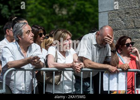 Am 2. Juni 2018 lauschen die Menschen den Eltern Jennifer und Joachim von Maelys De Araujo vor der Kirche von La Tour-du-Pin, Mittelostfrankreich, während sie auf einem riesigen Bildschirm die Beerdigungszeremonie für das französische Schulmädchen Maelys beobachten, das letztes Jahr von einer Hochzeit entführt und ermordet wurde. (Foto von Nicolas Liponne/NurPhoto) Stockfoto