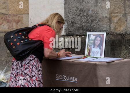 Ein am 2. Juni 2018 aufgenommene Foto zeigt eine Fotografie der französischen Schülerin Maelys De Araujo, die vor der Kirche von La Tour-du-Pin im mittleren Osten Frankreichs vor ihrer Trauerfeier von einer Hochzeit entführt und letztes Jahr ermordet wurde. (Foto von Nicolas Liponne/NurPhoto) Stockfoto