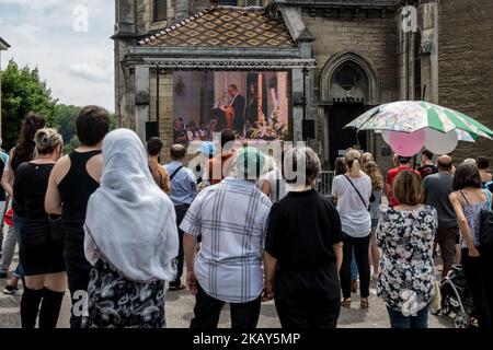 Am 2. Juni 2018 hören die Menschen in der Kirche von La Tour-du-Pin, im zentralen Osten Frankreichs, den Eltern Jennifer und Joachim von Maelys De Araujo (auf dem Bildschirm) zu, während sie auf einem riesigen Bildschirm die Beerdigungszeremonie für das französische Schulmädchen Maelys, das letztes Jahr von einer Hochzeit entführt und ermordet wurde, beobachten. (Foto von Nicolas Liponne/NurPhoto) Stockfoto