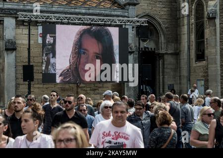 Ein am 2. Juni 2018 aufgenommene Foto zeigt eine riesige Fotografie des französischen Schulmädchen Maelys De Araujo, das vor der Kirche von La Tour-du-Pin im mittleren Osten Frankreichs vor ihrer Trauerfeier von einer Hochzeit entführt und letztes Jahr ermordet wurde. (Foto von Nicolas Liponne/NurPhoto) Stockfoto